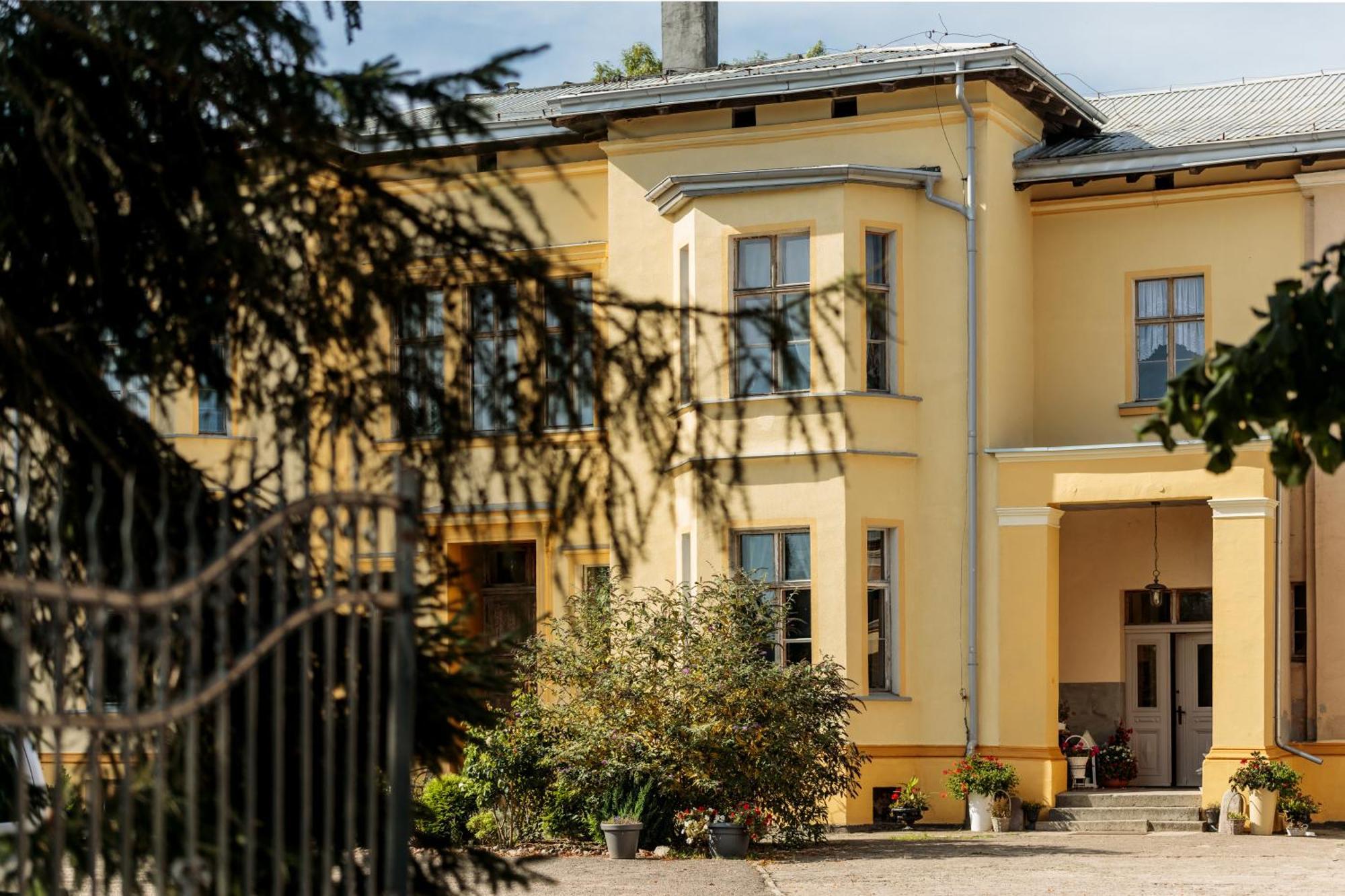 Palac Paprotno Karnice Экстерьер фото